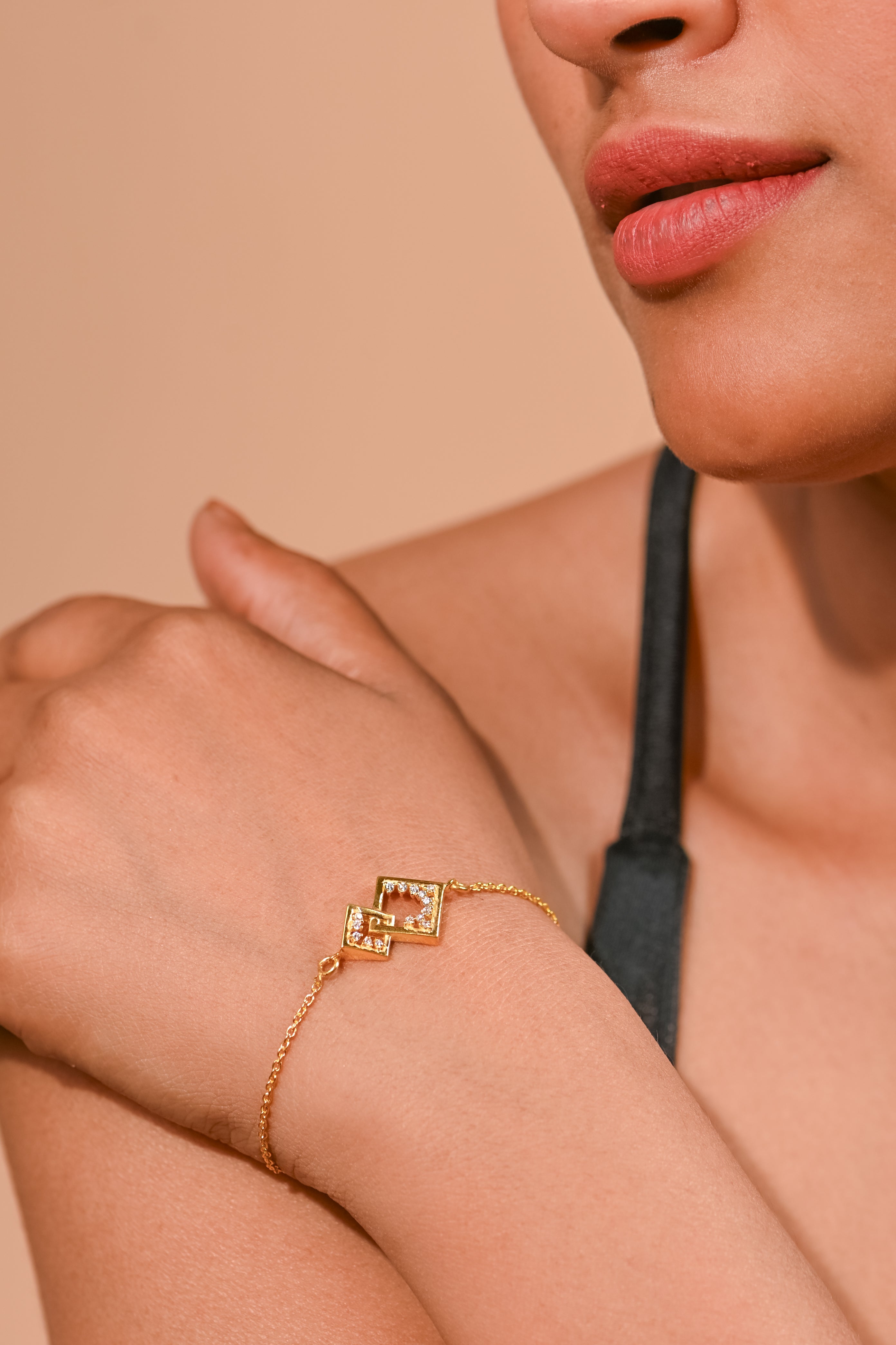Elegant Square Shape Moissanite Diamond Bracelet for Her with Timeless Sparkle and Luxurious Romantic Charm �ï¿