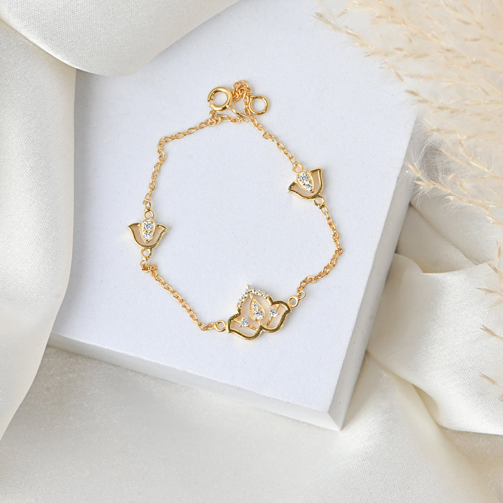 Elegant Flower Moissanite Bracelet for Her with Sparkling Beauty, Romantic Charm, and Timeless Luxury