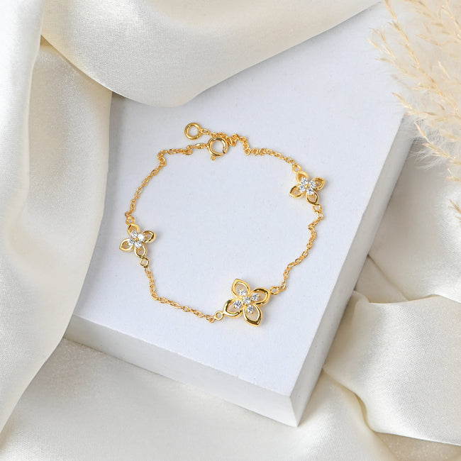 Elegant Four Leaf Moissanite Bracelet for Her with Lucky Charm and Timeless Sparkling Luxury Hover Image