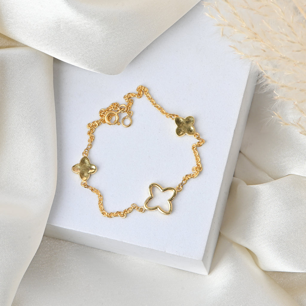 Elegant Four Leaf Clover Plain Bracelet for Her, Perfect Timeless Birthday Gift with Minimalist Luxury