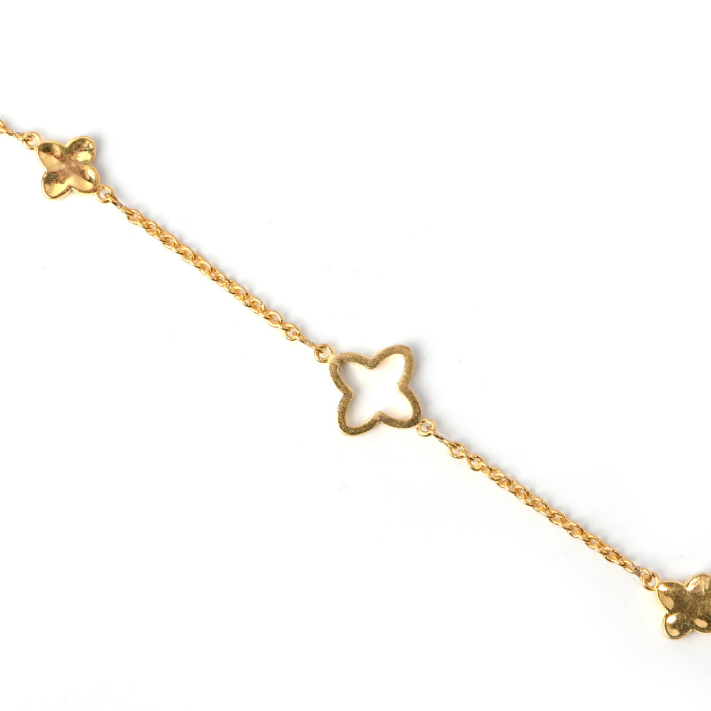 Elegant Four Leaf Clover Plain Bracelet for Her, Perfect Timeless Birthday Gift with Minimalist Luxury