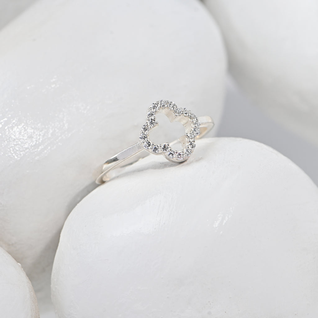 Luxury Clover Moissanite Round Cut Sterling Silver Ring – Brilliant Sparkle, Elegant Design, Timeless Gift for Women